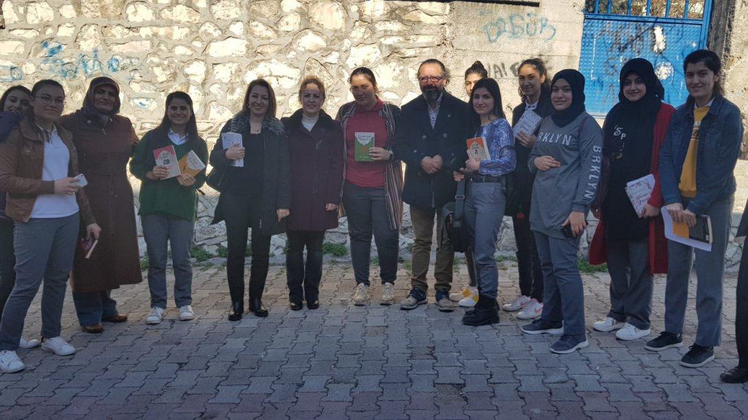 İlçemiz okullarından Necip Fazıl Kısakürek Anadolu Lisesi Kütüphanecilik Kulübü Kütüphaneler Haftası etkinlikleri kapsamında Okur-Yazar Buluşması gerçekleştirildi. 