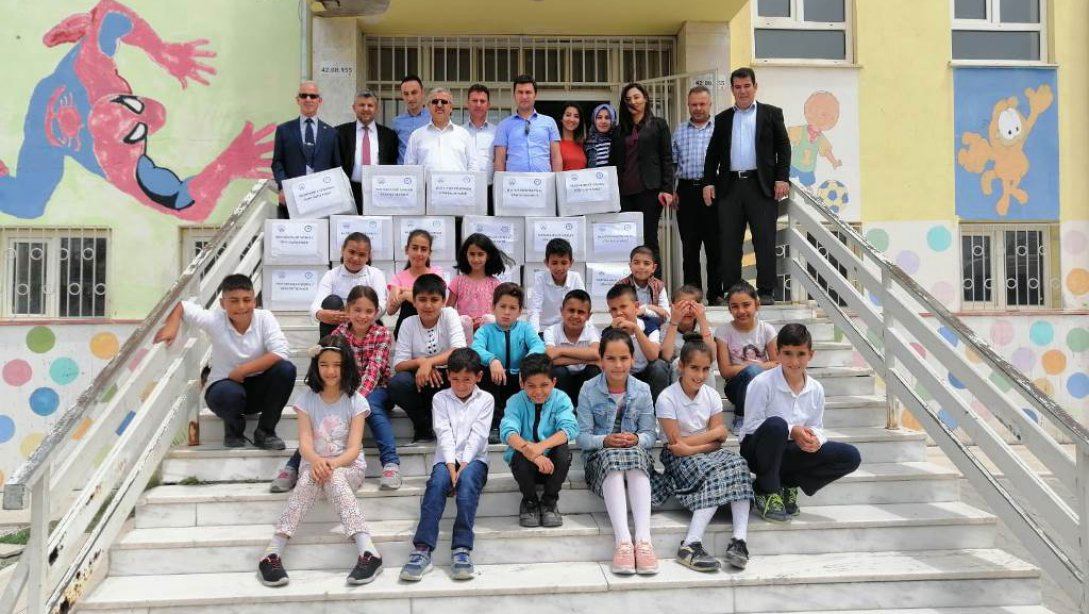 Konya İl Milli Eğitim Müdürlüğü Ekip42 Eğitimde Kaliteyi İyileştirme Projesi kapsamında Mustafa Necati İlkokulu tarafından ilçemizde bulunan farklı okul kütüphanelerinde kullanılmak üzere 4250 adet kitap hediye edilmiştir.