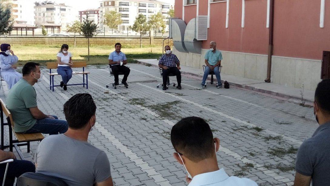 İlçe Milli Eğitim Müdürü Mehmet SARITAŞ Güven Belgin Anadolu Lisesine ziyarette bulundu.