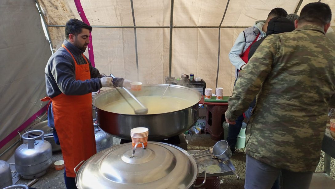 Deprem Bölgesi Hatay Samandağ'da Günlük 5.000 Kişiye Hizmet Veren Mobil Mutfak Kurduk