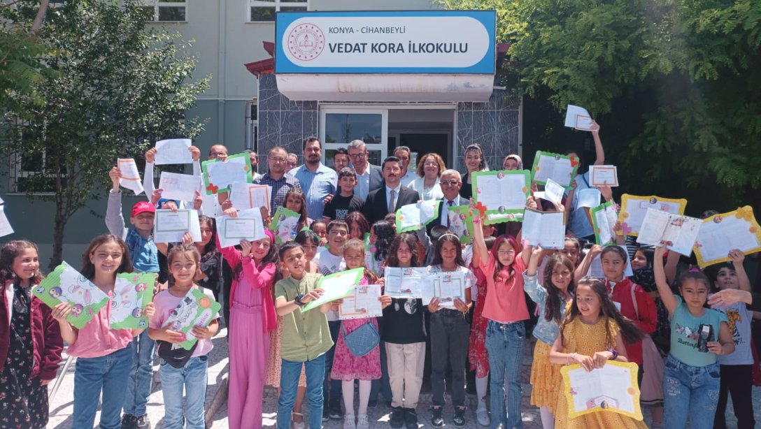 Kaymakamımız Sayın Fatih Uzun ve İlçe Milli Eğitim Müdürümüz Mehmet Sarıtaş Vedat Kora İlkokulunda Öğrencilerimizin Karne Sevincine Ortak Oldu