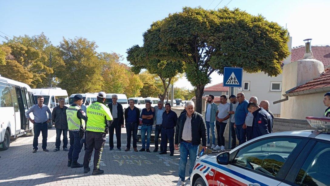 İlçemizde Yeniceoba Mahallesindeki Taşımalı Servis Araçlarının Denetimi Yapıldı